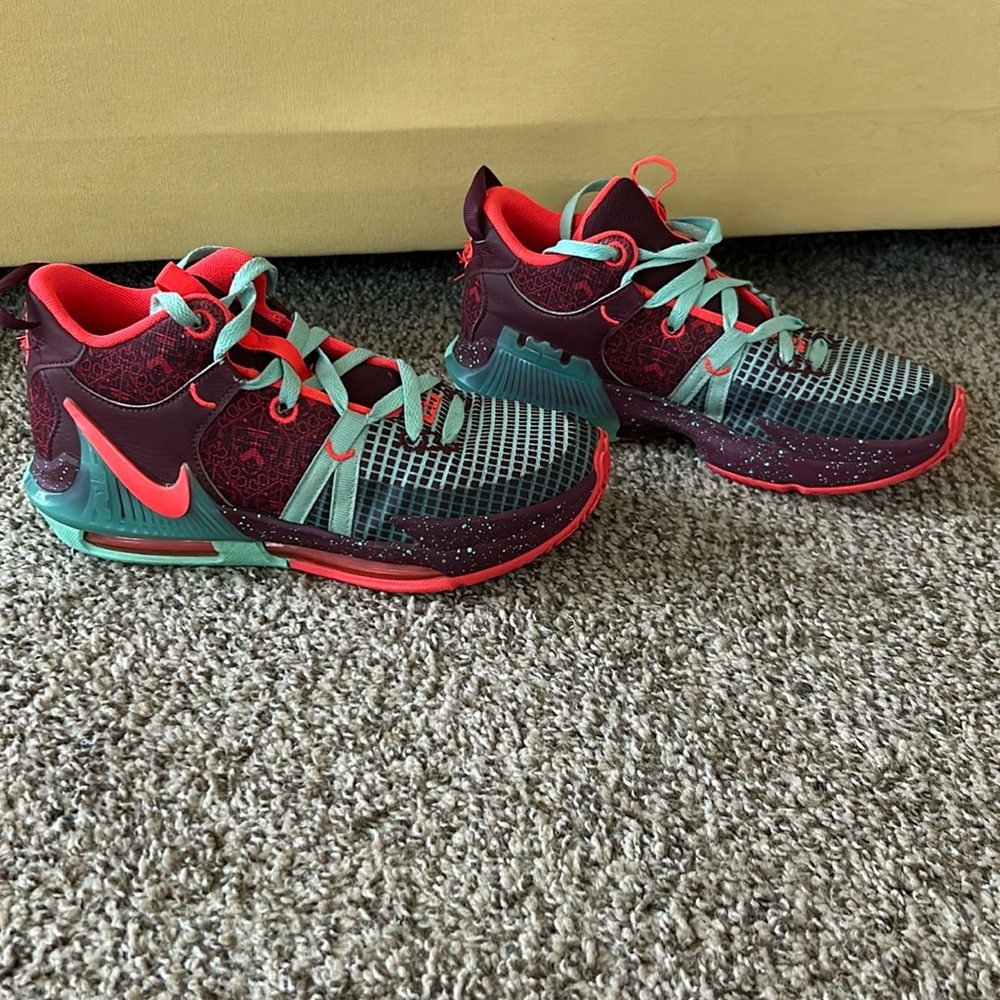 Nike LeBron Witness 7 SE, Night Maroon/Bright Crimson/Emerald Rise